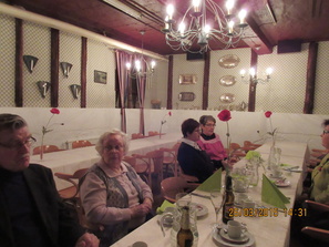 26.03.2015 Kellariravintolassa Heikki, Kerttu, Terttu ja Helena